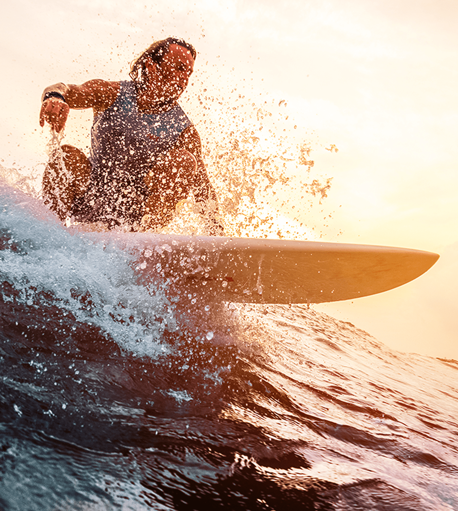 メインビジュアル：男性がサーフィンをしています